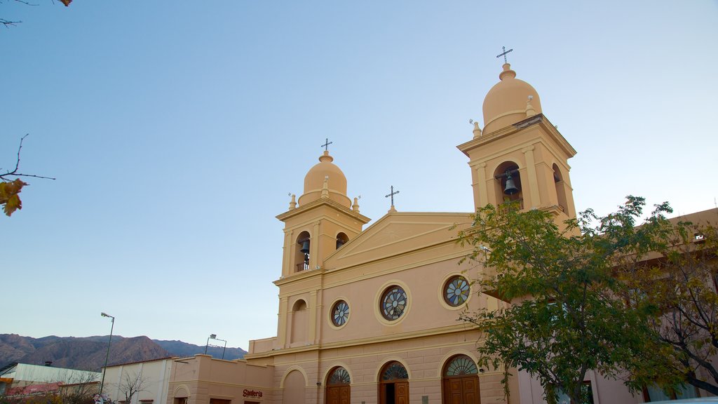 Cafayate caracterizando arquitetura de patrimônio, uma igreja ou catedral e elementos religiosos