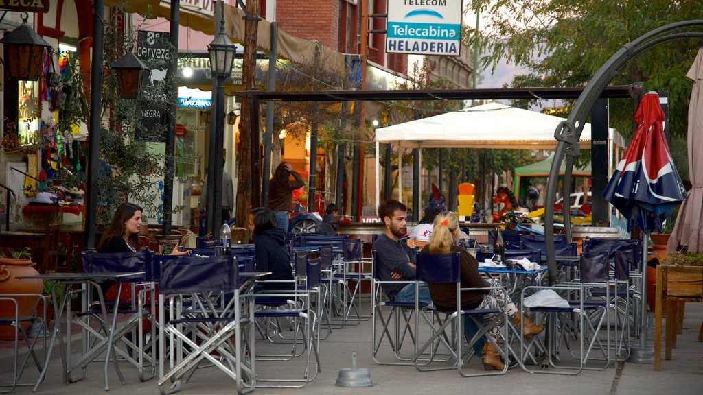 Cafayate showing outdoor eating