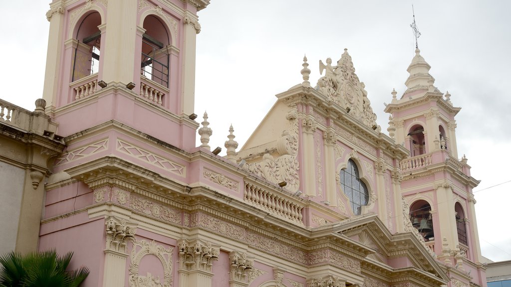 Salta Katedral som omfatter en kirke eller en katedral, religiøse elementer og historiske bygningsværker