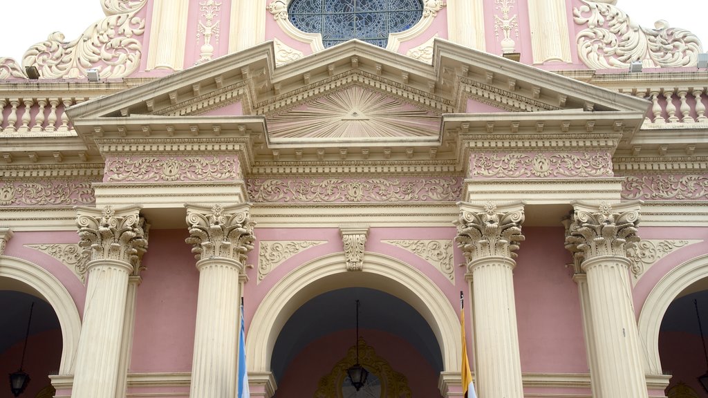 Catedral de Salta ofreciendo patrimonio de arquitectura, una iglesia o catedral y elementos religiosos