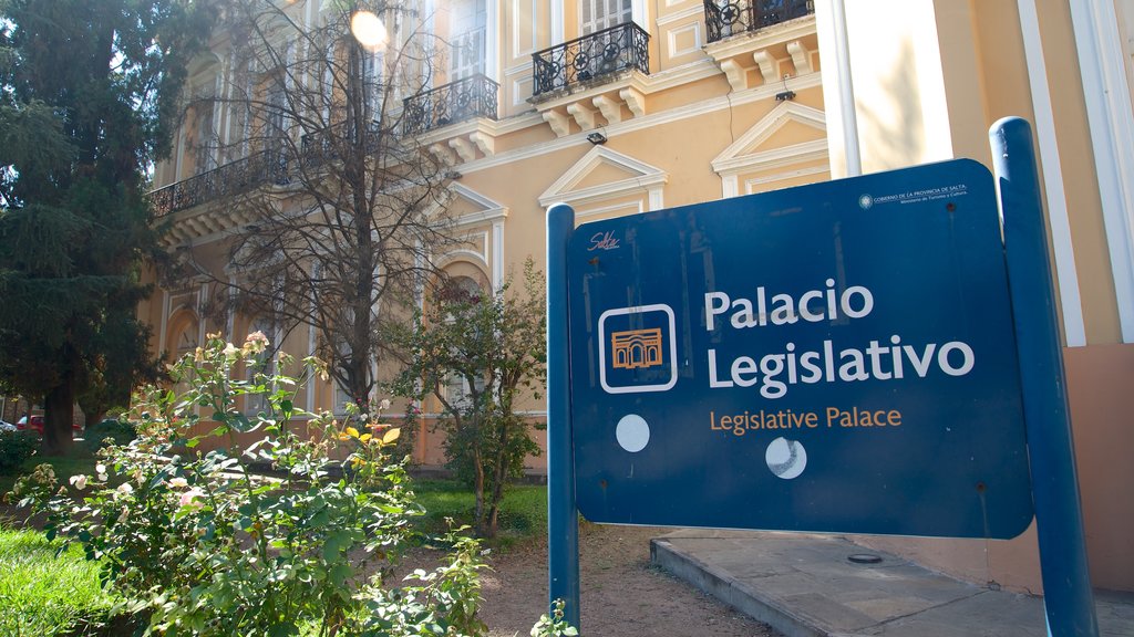 Palacio Legislativo which includes signage