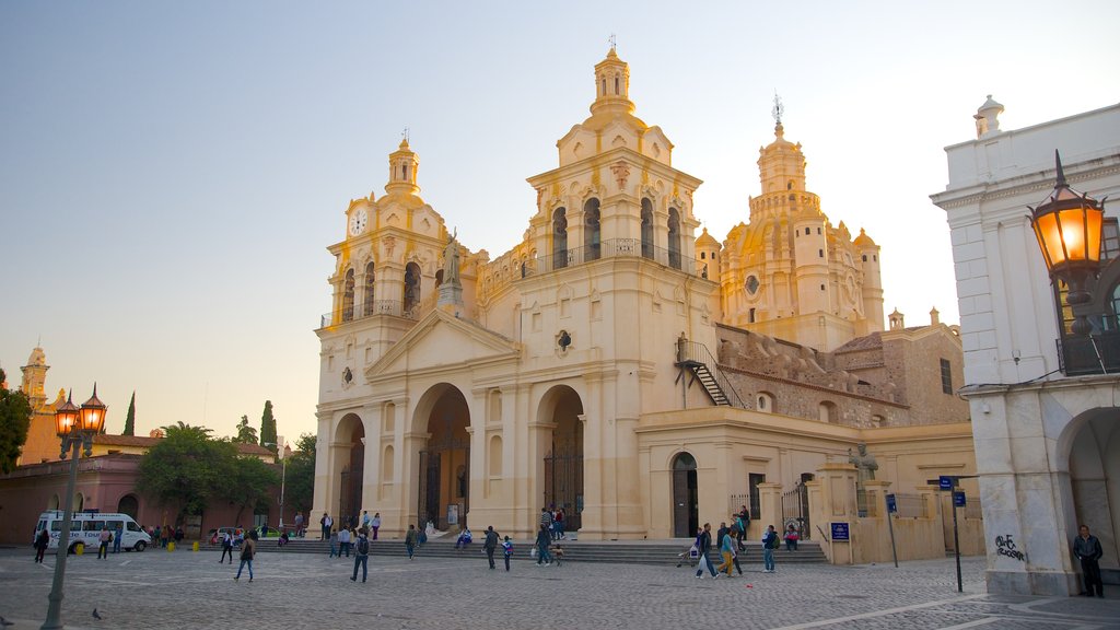 Catedral de Córdoba mostrando una puesta de sol, patrimonio de arquitectura y una iglesia o catedral