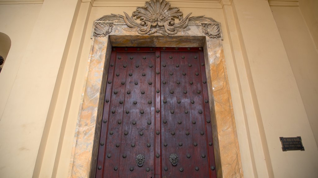 Catedral de Córdoba que incluye una iglesia o catedral, patrimonio de arquitectura y aspectos religiosos