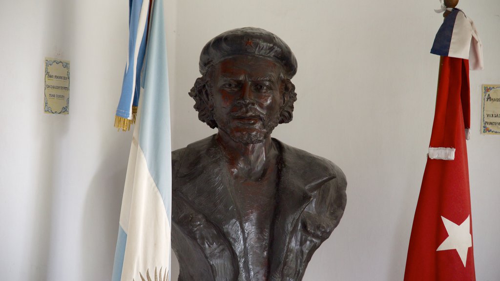 Museo del Che Guevara ofreciendo una estatua o escultura