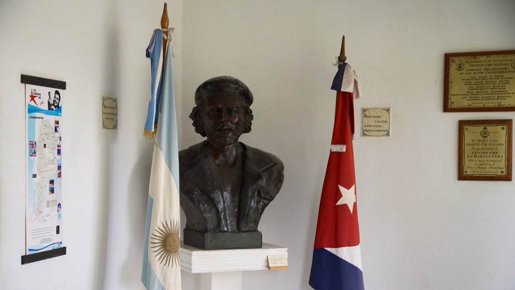 Casa Museu de Che Guevara que inclui vistas internas e uma estátua ou escultura