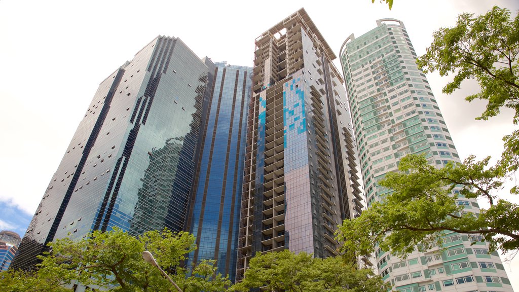 Centro de Ortigas mostrando um arranha-céu e uma cidade