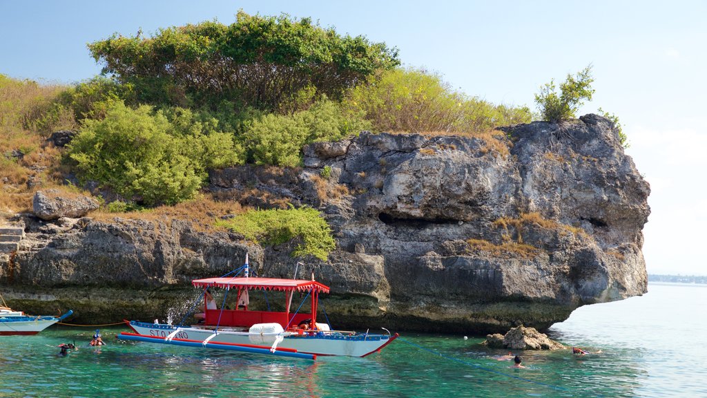 Isla Pescador que incluye costa escarpada