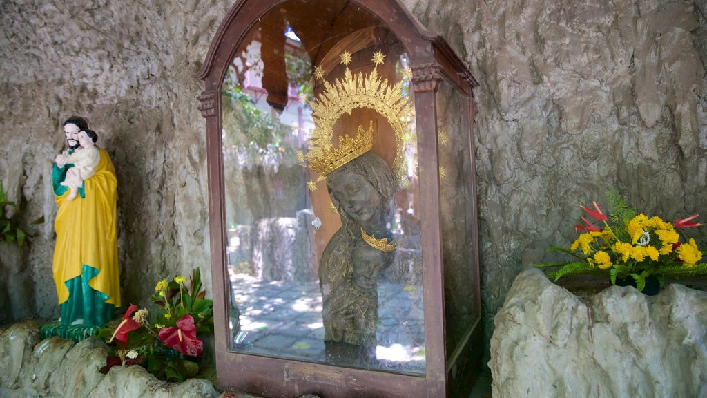 Igreja da Nossa Senhora da Regra mostrando uma estátua ou escultura