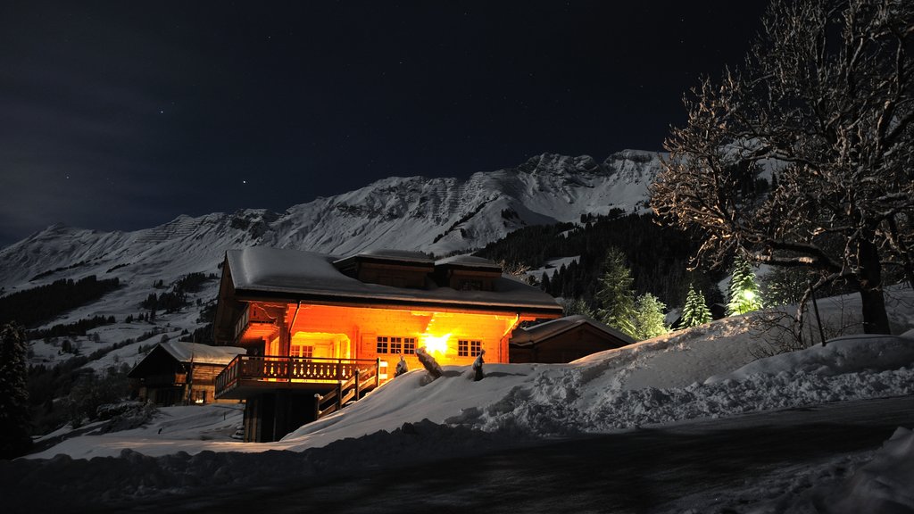 Les Diablerets fasiliteter samt snø, nattbilder og hus