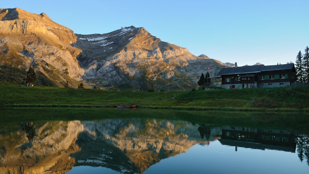 Les Diablerets que incluye una casa, un lago o espejo de agua y montañas