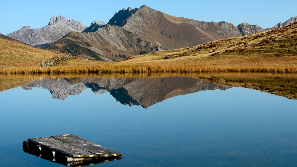 Les Diablerets mostrando um lago ou charco e montanhas