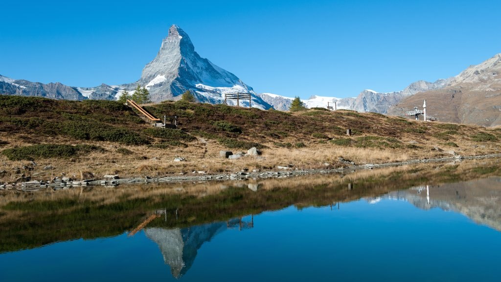 Matterhorn que incluye un lago o abrevadero