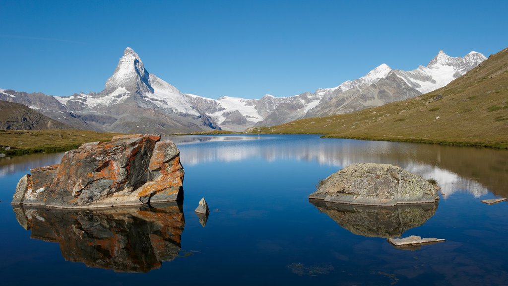 Matterhorn mostrando montañas y un lago o espejo de agua