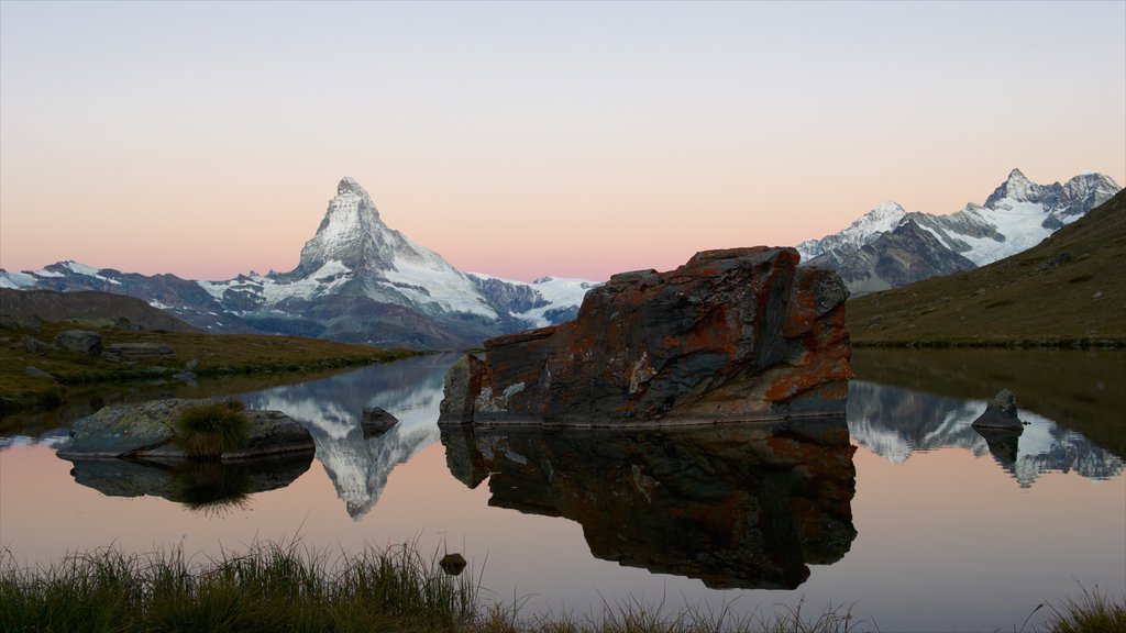 Matterhorn que incluye un lago o abrevadero, montañas y nieve