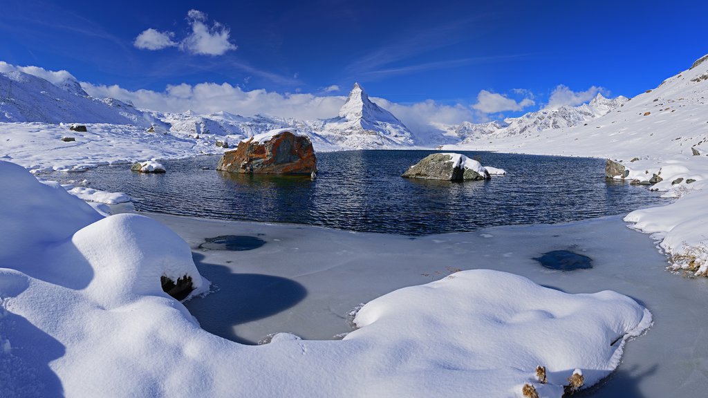 Cervin qui includes montagnes, neige et lac ou étang