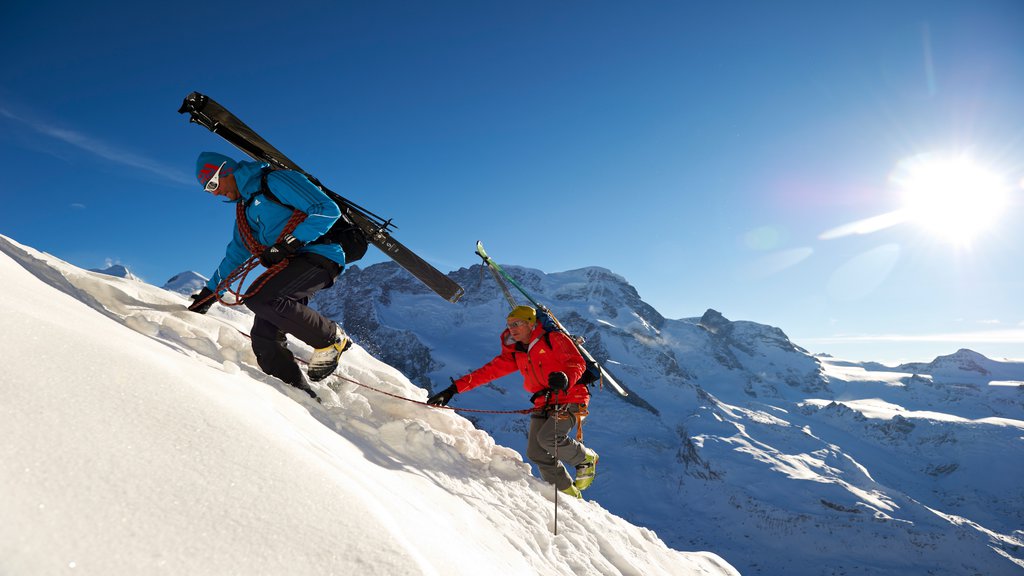 Matterhorn mostrando montañas, nieve y escalada