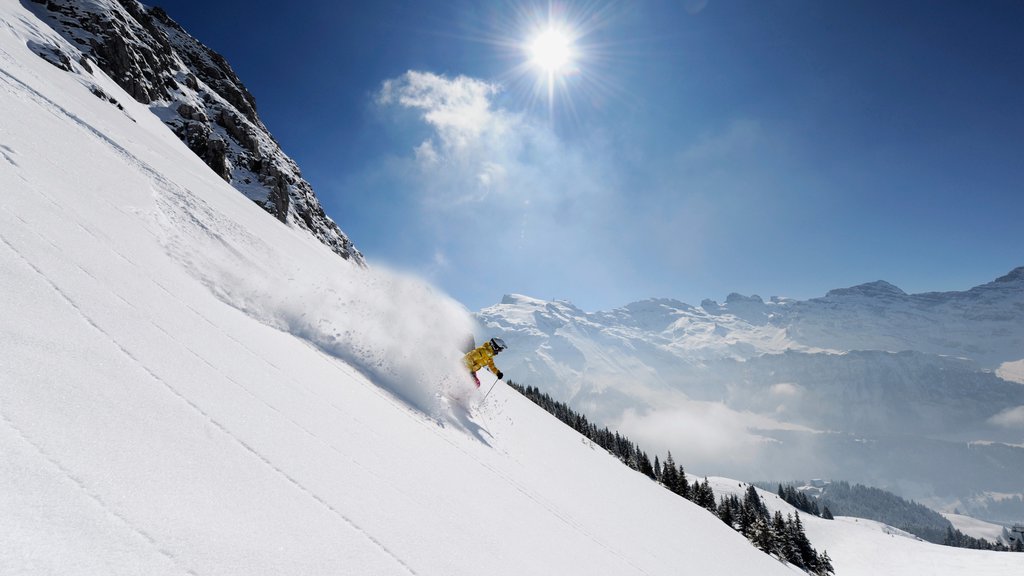 Engelberg-Titlis skiområde som viser snø, fjell og skikjøring