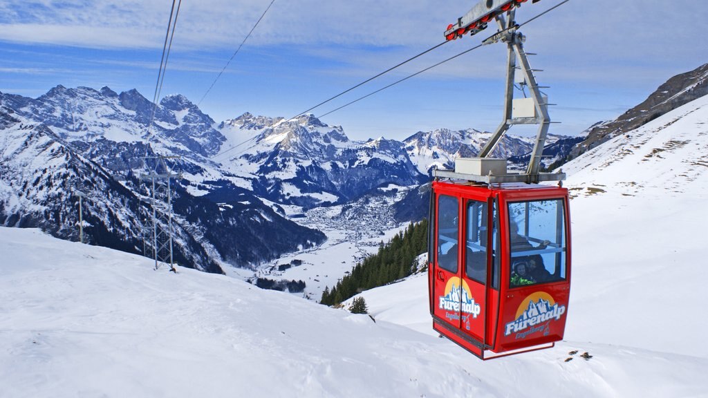 Wintersportplaats Engelberg - Titlis toont sneeuw, bergen en een gondel