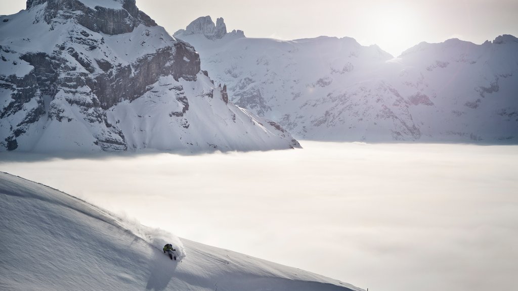 Complejo de esquí Engelberg-Titlis mostrando nieve, montañas y un atardecer