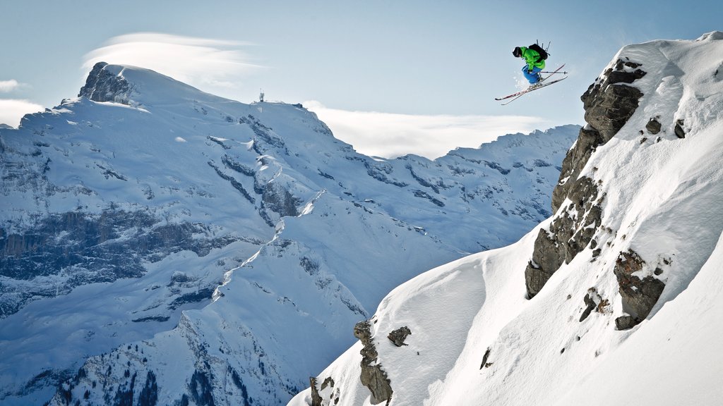 Engelberg-Titlis skiområde som viser snø, fjell og skikjøring