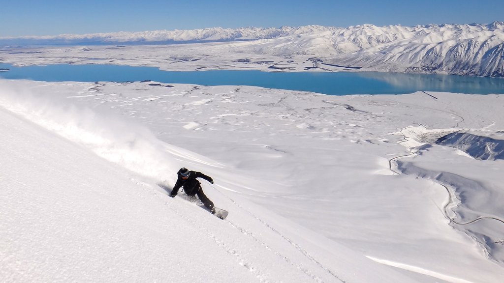 Roundhill Ski Area showing snow boarding and snow