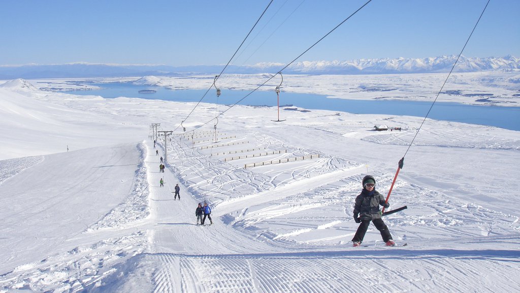 Roundhill Ski Area showing snow and landscape views