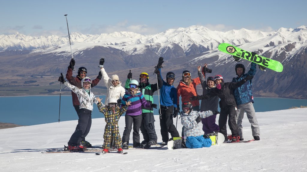 Área de esqui Roundhill mostrando neve assim como um grande grupo de pessoas