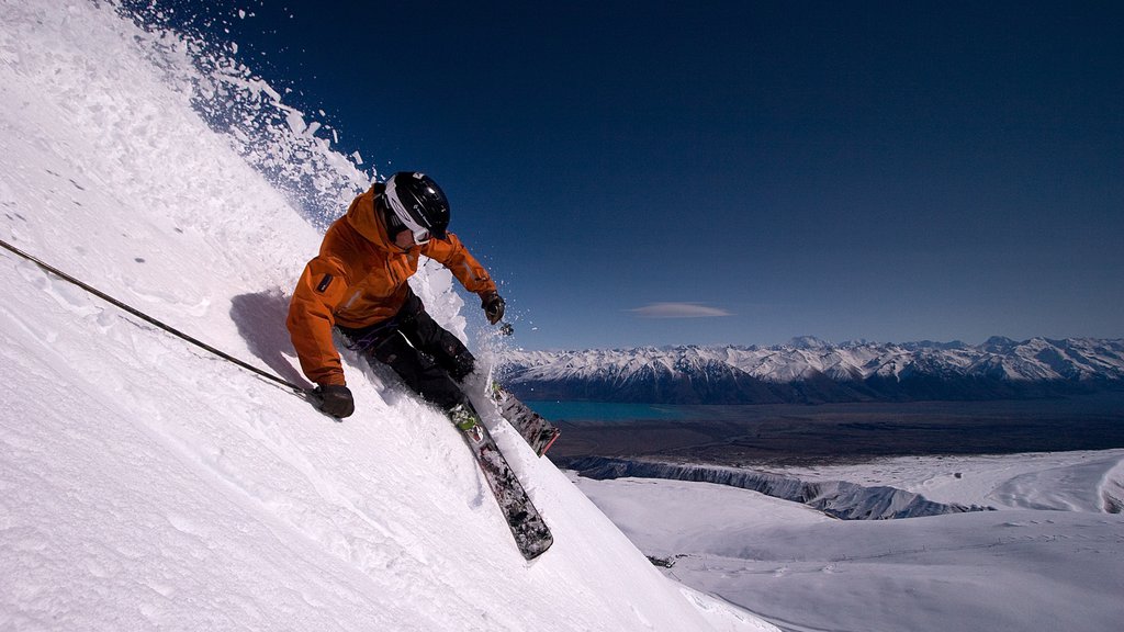 Domaine skiable de Roundhill montrant neige, ski et montagnes