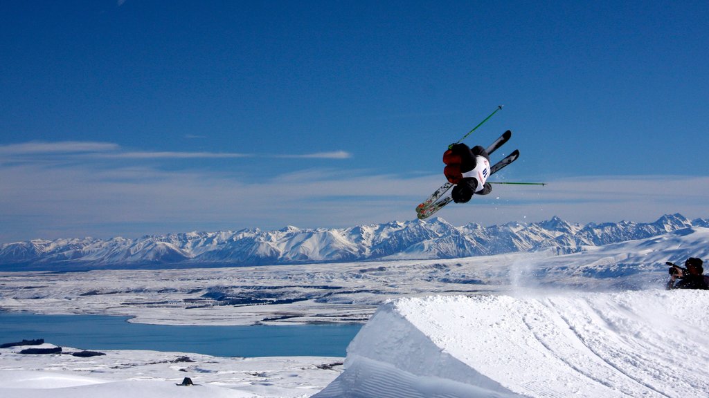 Domaine skiable de Roundhill mettant en vedette neige et ski