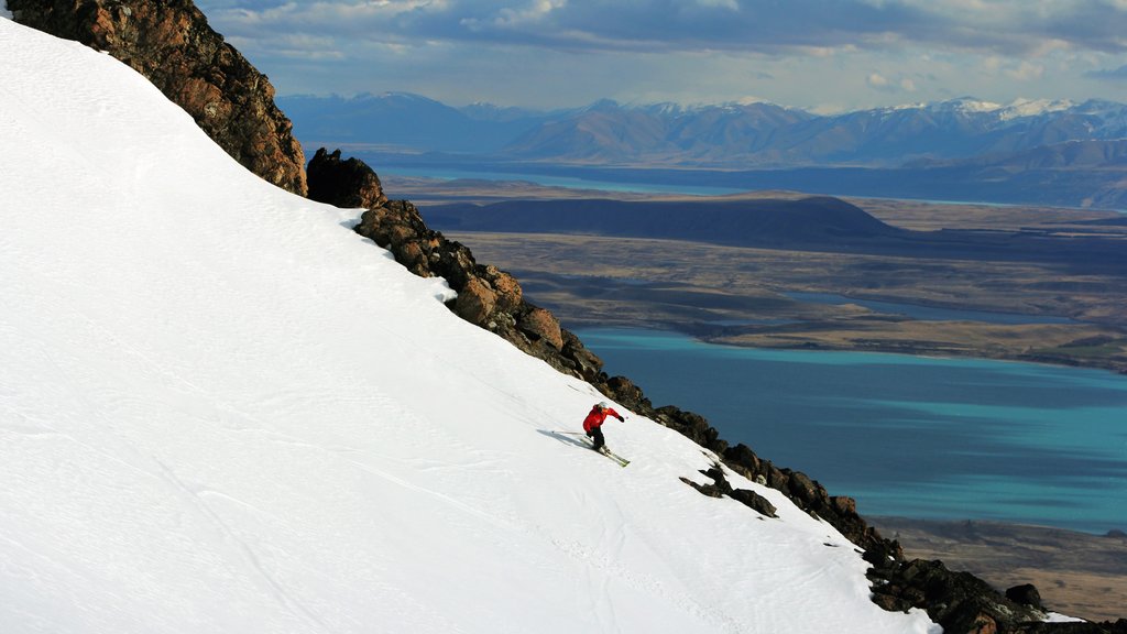 Roundhill Ski Area showing snow and mountains