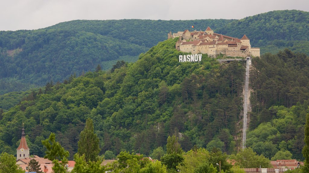 Fortaleza de Rasnov que inclui sinalização e um pequeno castelo ou palácio