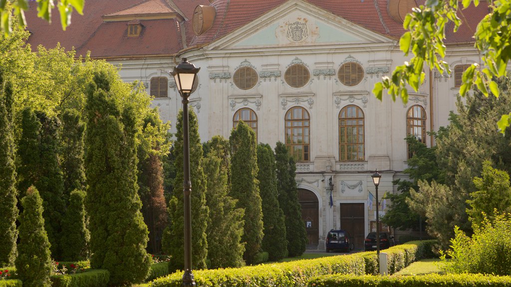 Barokkpalasset som viser historisk arkitektur, park og slott