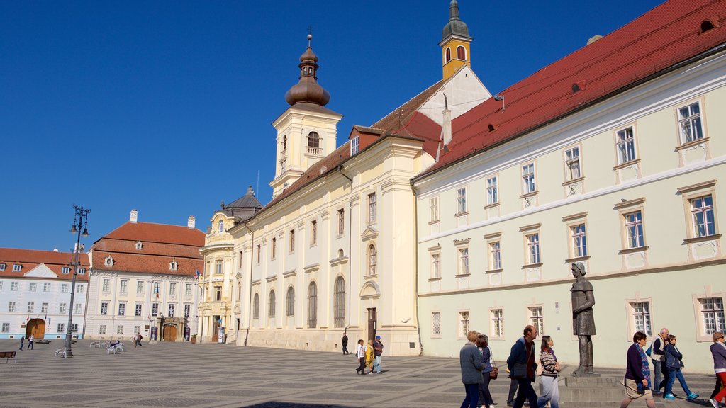 Piata Mare que inclui arquitetura de patrimônio e uma praça ou plaza