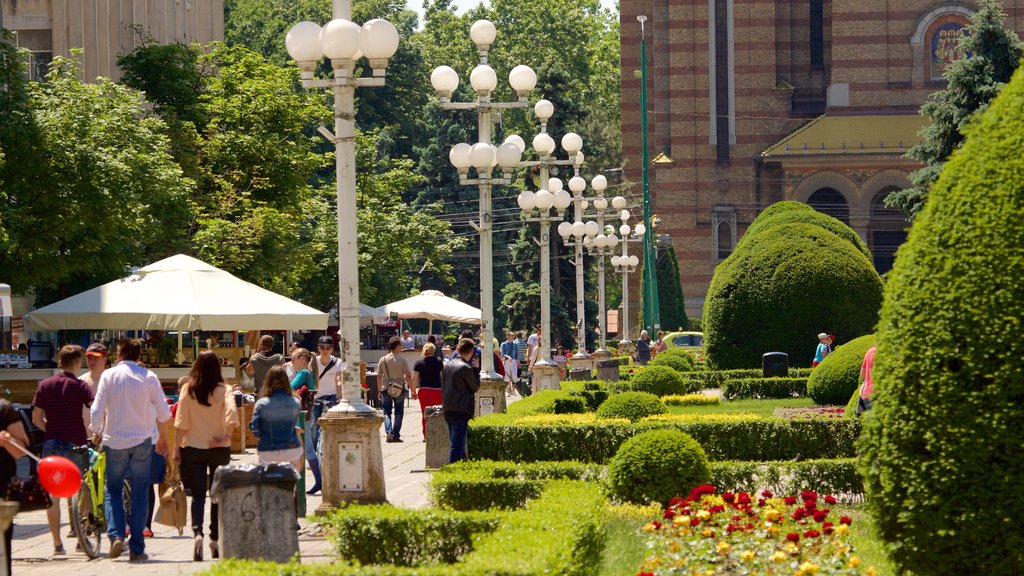 Piata Operei que inclui um parque assim como um grande grupo de pessoas