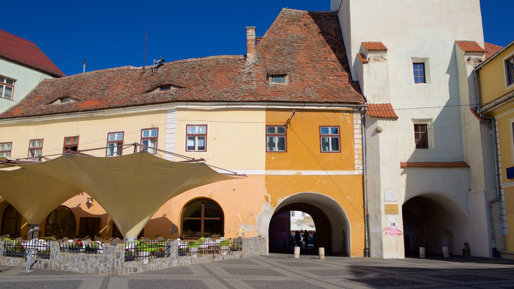 Rådhustårnet som inkluderer torg eller plass og historisk arkitektur