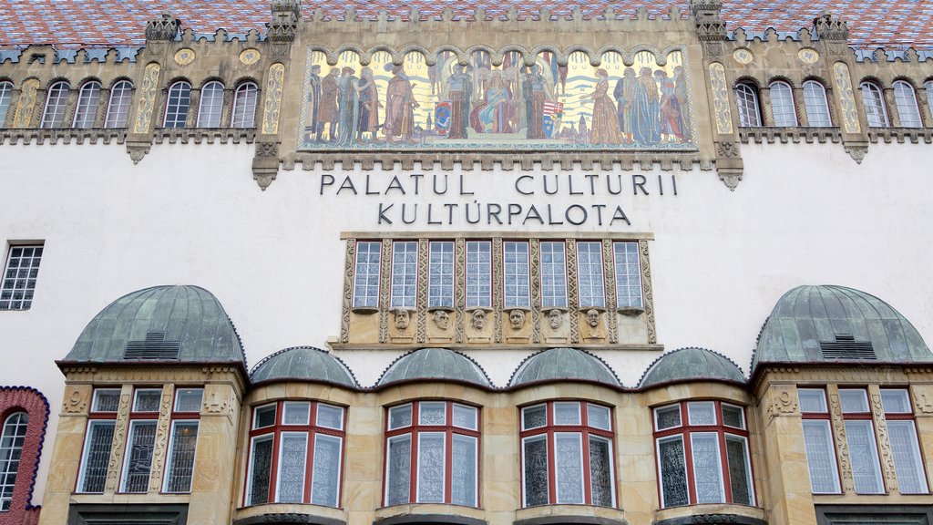 Palacio Cultural de Tirgu Mures que incluye señalización