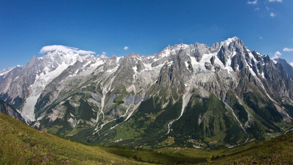 Courmayeur showing snow and mountains