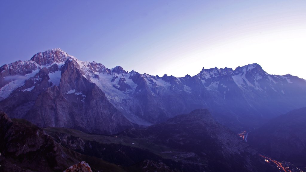 Courmayeur which includes snow, mountains and a sunset