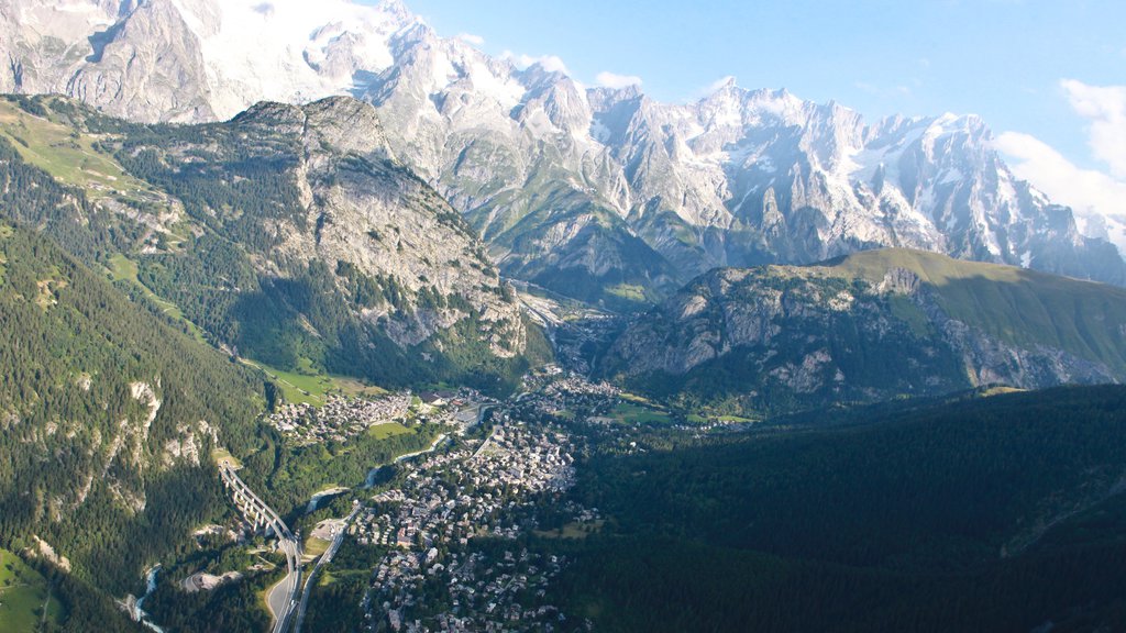 Courmayeur que incluye una pequeña ciudad o pueblo, montañas y nieve