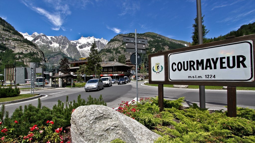 Courmayeur que incluye un parque y señalización