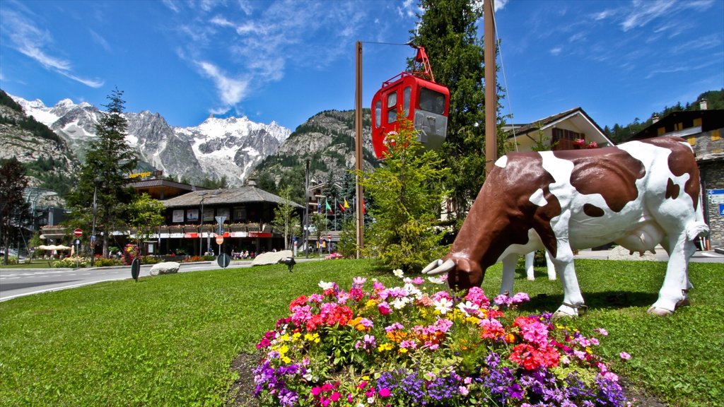 Courmayeur toont een standbeeld of beeldhouwwerk en een park