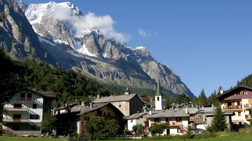 Courmayeur que incluye una pequeña ciudad o aldea, nieve y montañas