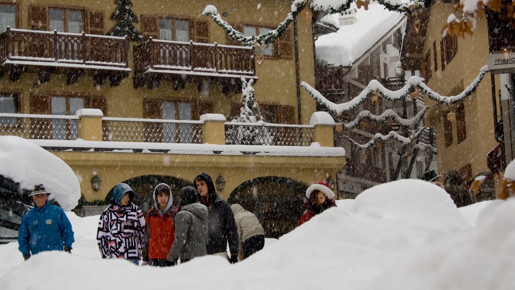 Courmayeur mostrando neve assim como um pequeno grupo de pessoas