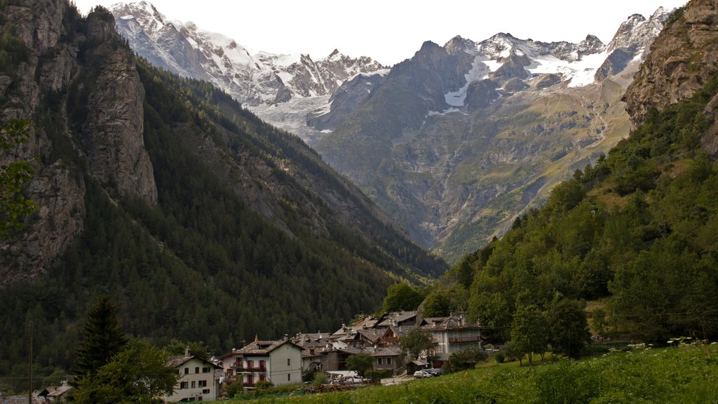 Courmayeur ofreciendo nieve, montañas y una pequeña ciudad o pueblo