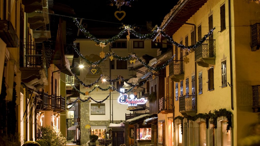 Courmayeur showing night scenes and street scenes