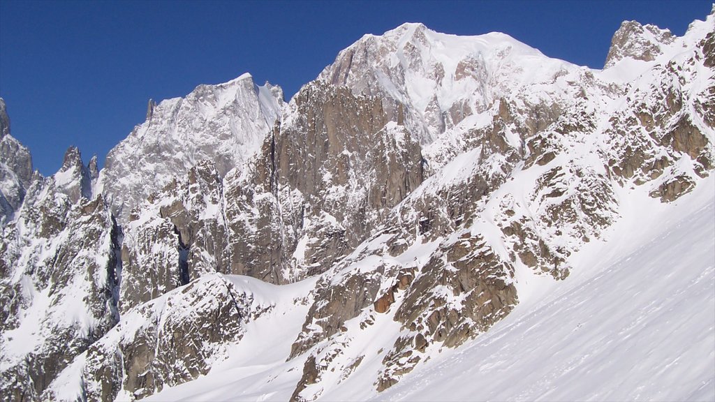 Courmayeur showing snow and mountains