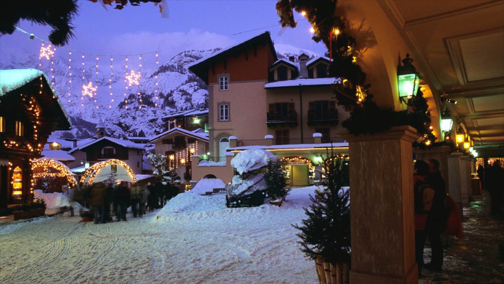 Courmayeur mostrando neve, cenas noturnas e uma casa