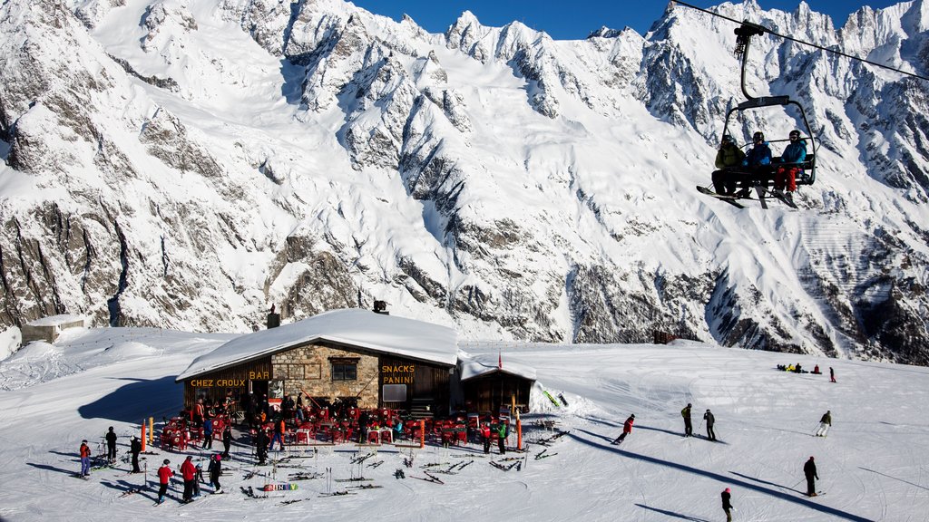 Courmayeur có tính năng tuyết, những ngọn núi và cáp treo