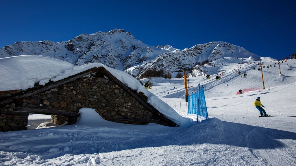 Courmayeur que inclui montanhas, snowboard e neve