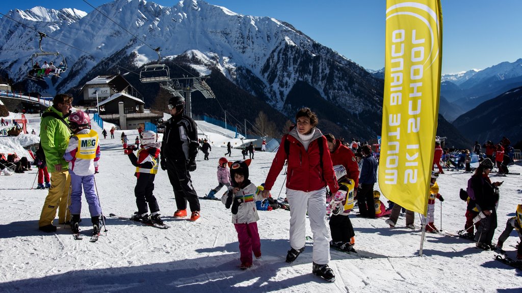 Courmayeur showing mountains and snow as well as a large group of people